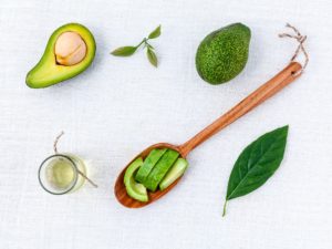 Avocados sind eine der besten Super Foods zum Abnehmen. Mehr dazu auf www.myodyartist.de!