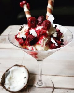 Auf Ben & Jerry's zu verzichten, fällt mir echt schwer. Deswegen habe ich heute mal meine eigene Low Carb Cherry Garcia Eiscreme Version entwickelt. www.mybodyartist.de