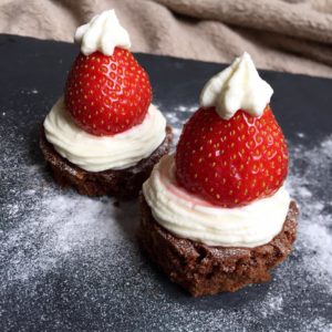 Auch in der Weihnachtszeit ist bei uns Naschen ohne Reue angesagt, denn diese leckeren Low Carb Brownies mit Weihnachtsmannmütze enthalten keinen Zucker. www.mybodyartist.de
