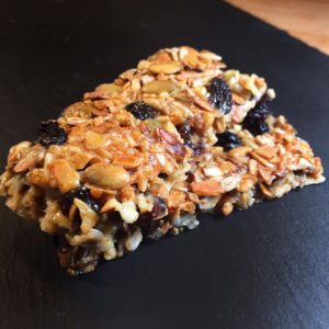 Die Müsliriegel aus dem Supermarkt sind Dir alle zu zuckerhaltig? Kein Problem! Hier findest Du 2 Rezepte für glutenfreie und kohlenhydratarme Müsliriegel! www.mybodyartist.de