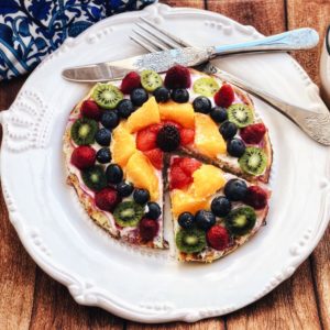 Diese Frühstückspizza ist das ideale Gericht für alle, die sich morgens gerne etwas Süßes gönnen, aber auch auf ihre schlanke Linie achten wollen. Das Rezept findest Du auf unserem Blog auf www.mybodyartist.de!