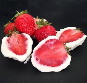 10 kalorienarme Sommersnacks - Joghurt Erdbeeren