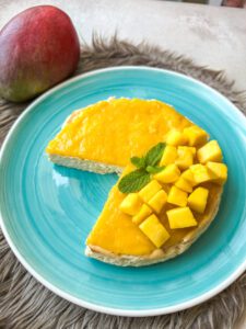 Dieser Low Carb Mango Käsekuchen eignet sich perfekt für alle, die während ihrer Diät mal etwas naschen, aber gleichzeitig auch die Kontrolle über ihr Essverhalten behalten wollen. Denn er ist nicht nur mega kalorienarm (nur 72 kcal pro 100 g!!), sondern sättigt trotz seines süßen Geschmacks auch sehr gut. www.mybodyartist.de