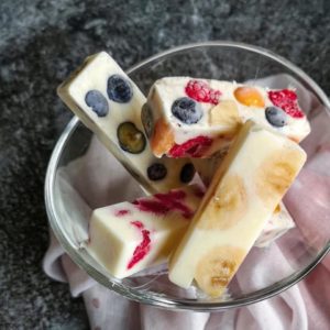 Für diese Frozen Joghurt Riegel brauchst Du nur vier Zutaten und noch nicht einmal einen Löffel! Und das Beste ist: sie enthalten weder Zucker, noch gesundheitsschädigende Transfette. So kannst Du Dir auch im Frühling etwas Süßes gönnen und gleichzeitig etwas Gutes für Deine Gesundheit tun.