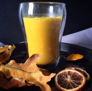 Goldene Milch - der ultimative Immun-Booster. Das Rezept sowie viele weitere Abnehmtipps (auch bei Hashimoto) findest Du auf www.mybodyartist.de!