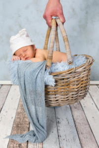 Wer zu wenig schläft, lebt nicht nur kürzer, sondern wird auch mit höherer Wahrscheinlichkeit übergewichtig. Doch gerade für Frauen mit Baby ist an Schlaf meist nicht zu denken. Doch kein Grund um den Kopf in den Sand zu stecken. In diesem Artikel erfährst Du, wie Du auch mit Baby länger schlafen und Energie geladen in den Tag zu starten kannst. www.mybodyartist.de