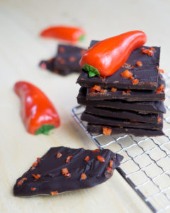 Zuckerfreie Schokolade mit Chili - diese Schokolade stillt nicht nur Deinen Heißhunger, sonder kurbelt auch noch Deinen Stoffwechsel an. Das Rezept findest Du auf www.mybodyartist.de!