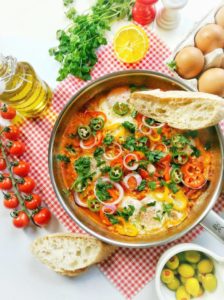 Vegetarisches Shakshuka ist eine Spezialität aus der israelischen und nordafrikanischen Küche und ist ein tolles Gericht für alle, die sich vegetarisch, aber gleichzeitig auch eiweißreich ernähren möchten. Da man dafür zudem nur wenige Zutaten benötigt, ist es auch ein super Rezept für den kleinen Geldbeutel. Das Rezept findest Du auf www.mybodyartist.de