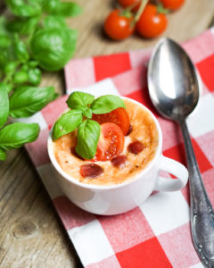 Der Pizza Mug Cake ist der ideale Snack, für alle, die nicht viel Zeit haben. Er schmeckt fast wie eine echte Pizza, enthält aber weder ungesunde Transfette, noch Soja oder Gluten, versorgt Deine Muskeln mireichlich Eiweiß und das Beste: es dauert nur zwei Minuten um ihn zuzubereiten. Das Rezept findest Du auf www.mybodyartist.de