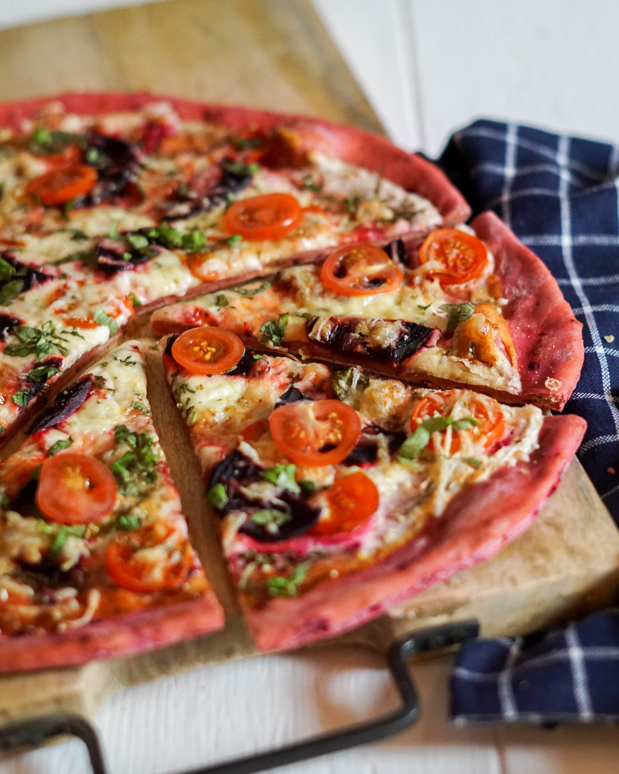 Dieses Rezept für glutenfreie Pizza mit Rote Bete Boden ist nicht nur kalorienarm, sondern auch ein echter Sattmacher. Du findest das Rezept auf www.mybodyartist.de!