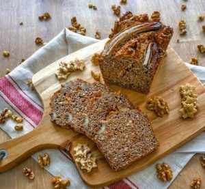 Dieses Low Carb Bananenbrot ist der perfekte Snack für alle, die auf ihre schlanke Linie achten, aber sich trotzdem auch etwas Süßes gönnen wollen. www.mybodyartist.de