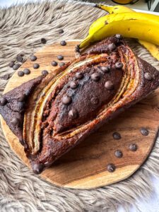 Dieses Schoko Bananenbrot ist ideal für alle, die abnehmen, aber sich auch mal etwas gönnen wollen ohne dabei ein schlechtes Gewissen zu haben. Denn es schmeckt nicht nur total lecker, sondern ist mit 155 kcal pro 100 g auch mega kalorienarm. Zudem ist es reich an sattmachenden Ballaststoffen und enthält weder Haushaltszucker noch Eiweißpulver. www.mybodyartist.de