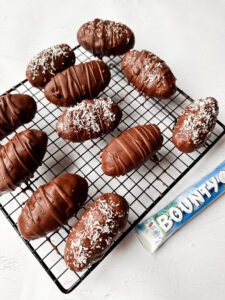 Diese Protein Bounty schmecken nicht nur fast genauso wie normale normale Bounty Riegel, sondern sind auch deutlich kalorienärmer und eiweißreicher. www.mybodyartist.de