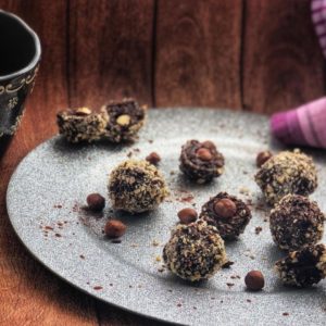 Low Carb Rocher - ein süßer Sattmacher, der gleichzeitig Deinen Stoffwechsel ankurbelt. Das Rezept findest Du auf www.mybodyartist.de