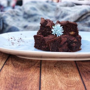 Du hast bisher jede Diät abgebrochen, weil Du irgendwann die Süßigkeiten zu sehr vermisst hast? Damit ist jetzt Schluss! Denn diese Low Fat Brownies sind aufgrund ihres hohen Gehalts an Proteinen und Ballaststoffen der ideale Snack für alle, die in Topform kommen wollen, aber sich gleichzeitig auch mal etwas Süßes gönnen wollen. www.mybodyartist.de