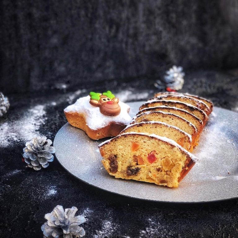 Mit diesem Low Carb Christstollen macht das Abnehmen auch in der Weihnachtszeit Spaß. Denn, obwohl er verhältnismäßig wenige Kohlenhydrate enthält, schmeckt er echt süß und aufgrund seines hohen Eiweißgehalts ist er auch ein echter Sattmacher. Das Rezept findest Du auf unserem Blog auf www.mybodyartist.de!