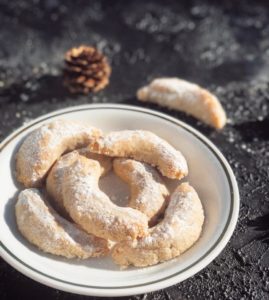 Diese Low Carb Vanillekipferl sind der ideale Snack für alle, die in der Weihnachtszeit noch an ihrer Traumfigur arbeiten, aber dennoch nicht auf Süßes verzichten wollen. Das Rezept findest Du auf unserem Blog www.mybodyartist.de!