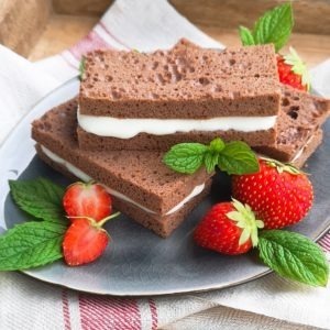 Mit dieser leckeren Low Carb Milchschnitte ist naschen ohne Reue angesagt, denn sie enthält weder Zucker, noch dickmachende Transfette. www.mybodyartist.de