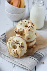 Diese Protein Donuts zählen zu meinen absoluten Liebling-Süßigkeiten. Denn sie sind mit nur 174 Kalorien pro Donut nicht nur wesentlich kalorienärmer als die Donuts vom Bäcker, sondern machen aufgrund ihres hohen Protein- und Ballaststoffgehalts auch richtig satt. www.mybodyartist.de