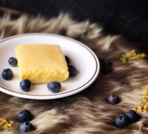 Dieser Protein Zitronenkuchen ist ideal für alle, denen es schwerfällt den Heißhunger zu kontrollieren. Denn er ist nicht nur mega kalorienarm, sondern aufgrund seines hohen Eiweiß- und Ballaststoffgehalts auch ein echter Sattmacher. Das Rezept findest Du auf www.mybodyartist.de!