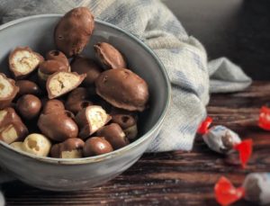 Für diese Protein Schoko Bons habe ich extra Zutaten verwendet, die Dein Sättigungsgefühl erhöhen. Denn mal ehrlich wer kriegt von Schoko Bons schon genug?!