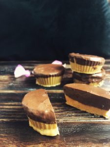 Diese Protein Peanut Butter Cups sind der ideale Snack für alle, die Erdnussbutter lieben, aber eigentlich gerade ein paar Kalorien einsparen wollen. Der Trick: anstatt Erdnussbutter haben wir einfach Powdered Peanut Butter verwendet. Diese hat nämlich viel weniger Fett und ist zugleich reich an Ballaststoffen, die Dein Sättigungsgefühl erhöhen. www.mybodyartist.de