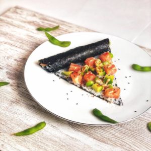 Diese Sushi Pizza ist ideal für alle, die Sushi lieben und mal etwas Neues ausprobieren möchten.Aufgrund ihres niedrigen Kaloriengehalts eignet sie sich zudem auch gut zum Abnehmen. www.mybodyartist.de