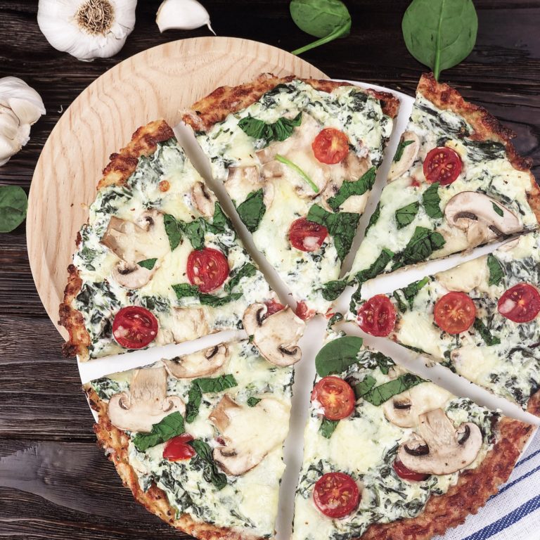 Diese Low Carb Spinat Pizza ist wirklich für jeden geeignet. Denn sie ist nicht nur kohlenhydratarm und proteinreich, sondern auch vegetarisch, glutenfrei und wenn man laktosefreien Käse verwendet sogar bei einer Laktoseintoleranz geeignet. Und das Wichtigste: sie schmeckt auch wirklich fantastisch!