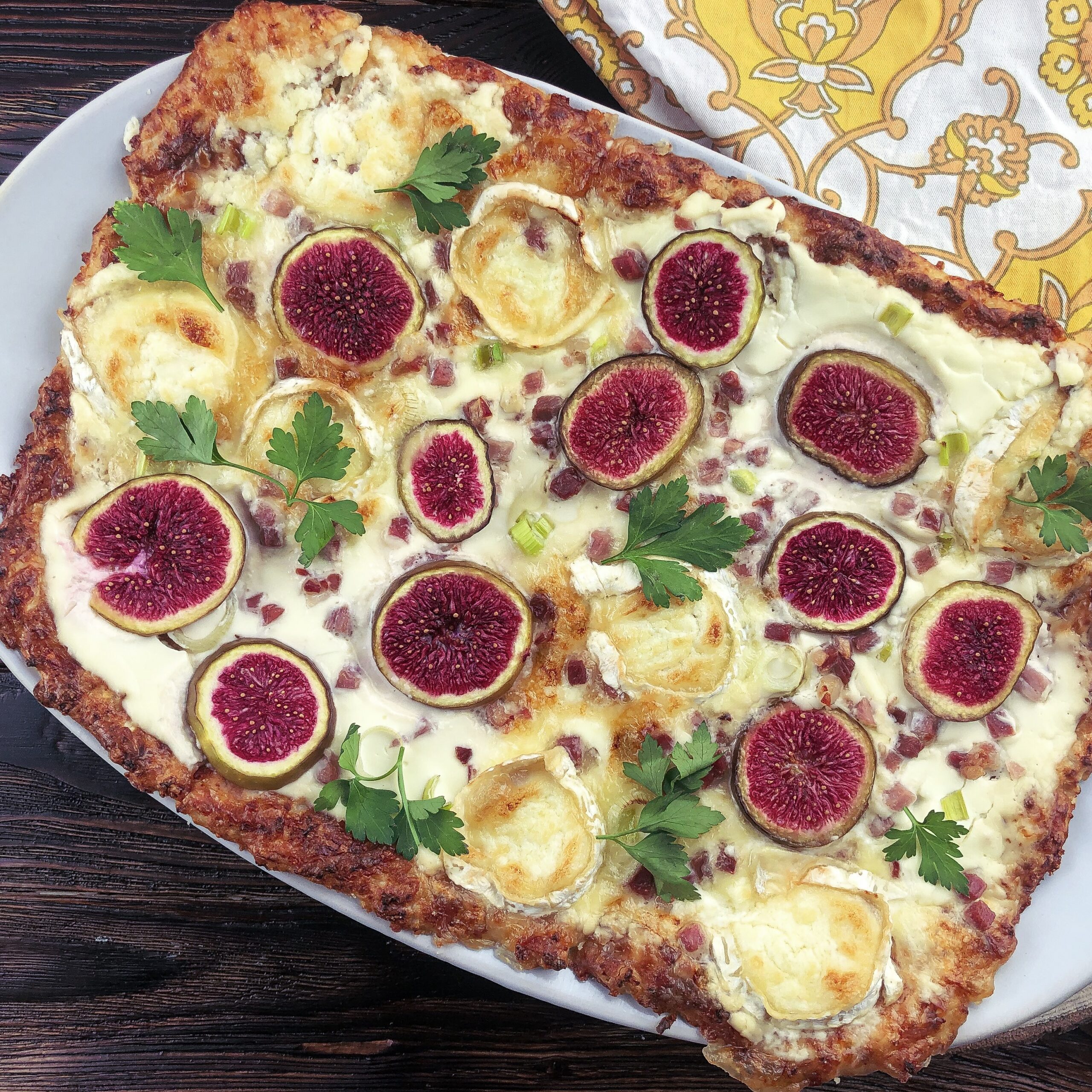 Dieser Low Carb Flammkuchen ist nicht nur etwas für Gourmets, sondern auch für alle Abnehmwilligen. Denn er ist sowohl reich an Eiweiß und sattmachenden Ballaststoffen als auch relativ kalorienarm.