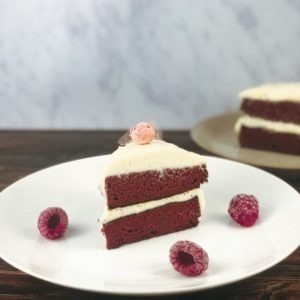 Dieser Low Carb Red Velvet Kuchen gehört jetzt zu meinen Lieblingstorten. Denn sie lässt sich nicht nur kinderleicht zubereiten, sondern ist auch reich an Proteinen und Ballaststoffen, die Dein Sättigungsgefühl erhöhen. www.mybodyartist.de