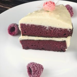 Dieser Low Carb Red Velvet Kuchen gehört jetzt zu meinen Lieblingstorten. Denn sie lässt sich nicht nur kinderleicht zubereiten, sondern ist auch reich an Proteinen und Ballaststoffen, die Dein Sättigungsgefühl erhöhen. www.mybodyartist.de