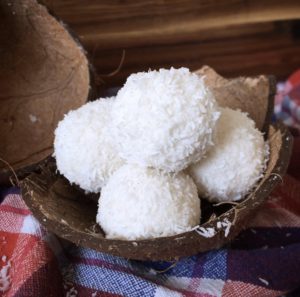 Diese Low Carb Raffaello gehören zu meinen absoluten lieblings gesunden Süßigkeiten. Du findest das Rezept auf unserem Blog auf www.mybodyartist.de!
