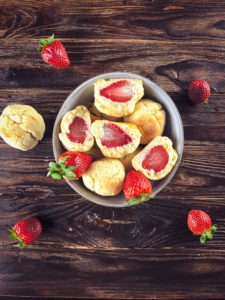 Diese Low Carb Quarkbällchen wird es bei mir jetzt häufiger geben. Denn sie schmecken nicht nur mega lecker, sondern sind aufgrund ihres hohen Ballaststoffanteils auch ein super Sattmacher. Zudem sind sie reich an Proteinen und ungesättigten Fettsäuren, die Deinen Stoffwechsel ankurbeln und Dir so helfen ein paar Kalorien mehr zu verbrennen. www.mybodyartist.de