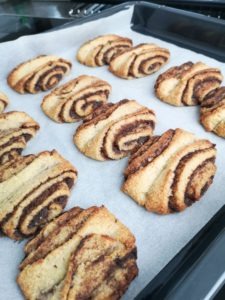 Diese Low Carb Franzbrötchen sind der perfekte Snack für alle, die auf ihre Figur achten, aber sich gleichzeitig auch mal etwas Süßes gönnen wollen. Denn sie haben 50 % weniger Kalorien als normale Franzbrötchen und sind zudem reich an Proteinen und sattmachenden Ballaststoffen. www.mybodyartist.de
