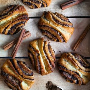 Diese Low Carb Franzbrötchen sind der perfekte Snack für alle, die auf ihre Figur achten, aber sich gleichzeitig auch mal etwas Süßes gönnen wollen. Denn sie haben 50 % weniger Kalorien als normale Franzbrötchen und sind zudem reich an Proteinen und sattmachenden Ballaststoffen. www.mybodyartist.de