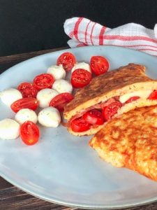 Diese Low Carb Calzone ist für mich das optimale Abnehmgericht. Denn obwohl sie nur 265 kcal pro Stück hat, macht sie aufgrund ihres hohen Protein- und Ballaststoffgehalts echt gut satt und schmeckt darüber hinaus auch noch mega lecker.