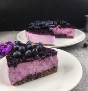Dieser Low Carb Blaubeerkuchen ist perfekt für alle, die gesund naschen wollen. Denn er ist nicht nur kalorienarm, sondern auch zuckerfrei, mega eiweißreich und sättigt darüber hinaus wunderbar.
