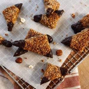 Wenn Du auf Nussecken stehst, dann solltest Du unbedingt einmal diese Low Carb Nussecken probieren. Denn sie sind nicht nur wesentlich kalorienärmer als die vom Bäcker, sondern auch reich an Proteinen und Ballaststoffen!