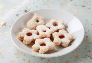 Diese Low Carb Spitzbuben zählen zu meinen absoluten Favoriten in der Weihnachtszeit. Denn sie haben nicht nur tolle Werte (wenig Kalorien, kein Zucker, hoher Eiweiß- und Ballaststoffgehalt), sondern schmecken auch mega lecker und lassen sich total easy zubereiten.