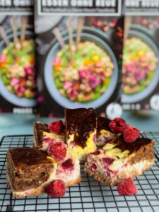 Diese Low Carb Cheesecake Brownies sind ideal für alle, die sich während ihrer Abnehmphase mal richtig etwas gönnen wollen ohne danach Gewissensbisse zu kriegen. Denn sie schmecken nicht nur wahnsinnig lecker, sondern sind im Vergleich zu normalen Brownies auch echt kalorienarm und machen aufgrund ihres hohen Protein- und Ballaststoffgehalts richtig satt. www.mybodyartist.de