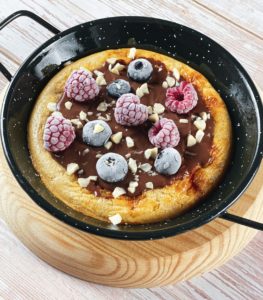 Dieser Dutch Baby Pancake gehört neuerdings zu meinen Lieblingsfrühstücksgerichten. Denn er ist nicht nur relativ kalorienarm, sondern auch mega eiweißreich. www.mybodyartist.de