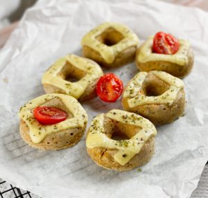 Diese Pizza Donuts sind ideal für alle, die gerne abnehmen möchten, aber dabei nicht auf den Geschmack von Pizza verzichten wollen. Denn sie sind eiweißreich, kalorienarm (gerade einmal 138 kcal pro Stück) und eignen sich auch super zum Mitnehmen.