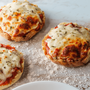 Diese Skyr Pizza Muffins sind ideal für alle, die Pizza lieben, aber auch etwas auf ihre schlanke Linie achten wollen.