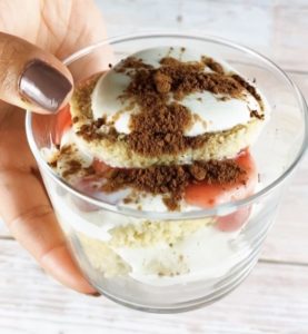 Dieses Low Carb Tiramisu ist für mich der perfekte Abnehmsnack. Denn es ist stillt nicht nur Dein Verlangen nach Süßem, sondern ist auch kalorienarm.