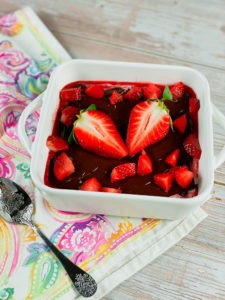 Diese Low Carb Yogurette Bowl ist perfekt für Dich, wenn Du während Deiner Abnehmphase auch mal etwas naschen und gleichzeitig auch ein paar Kalorien sparen willst.