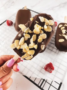 Also dieses Low Carb Magnum Eis gehört mit Sicherheit zu den besten Rezepten, die ich je kreiert habe. Denn es hat nicht nur Top-Nährwerte (wenig Kalorien, viel Eiweiß und Ballasstoffe, wenig Zucker), sondern schmeckt auch fast genauso gut wie das Original. Also ab zum Supermarkt und ausprobieren!!