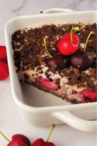 Diese Low Carb Schwarzwälder Kirschtorte ist genau das richtige für Dich, wenn Du zwar abnehmen, aber Dir ab und zu auch mal etwas Süßes gönnen willst. Denn sie ist nicht nur mega kalorienarm (nur 140 kcal pro 100 g), sondern auch mega eiweißreich und voller sättigender Ballaststoffe. Also unbedingt einmal ausprobieren! www.mybodyartist.de