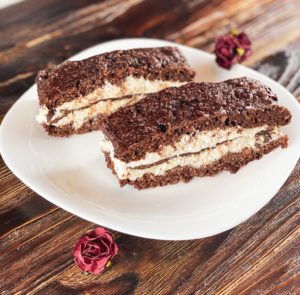 Dieser Low Carb Kinder Pingui Kuchen ist ideal für alle, die abnehmen wollen. Denn er hat gerade einmal 146 kcal und ist zudem mega eiweißreich. www.mybodyartist.de