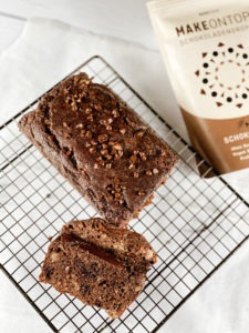 Dieses Schoko Bananenbrot ist ideal für alle, die abnehmen, aber sich auch mal etwas gönnen wollen. Denn es hat gerade einmal 155 kcal und ist zudem mega eiweißreich. www.mybodyartist.de