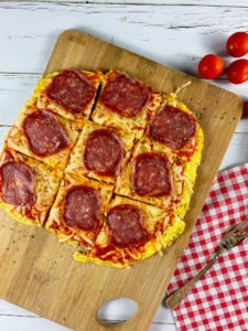 Dieses Low Carb Pizzabrot ist ideal für Dich, wenn Du während Deiner Abnehmphase mal Hunger auf Pizza hast, aber gleichzeitig auch ein paar Kalorien einsparen willst.